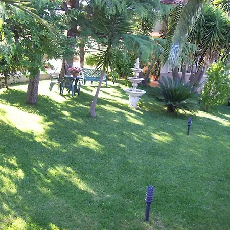 Lo Smeraldo ベッド・アンド・ブレックファスト 3*